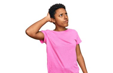 Gündelik giysiler giyen genç Afro-Amerikan kadın soru sorup kafasını karıştırıyor. Şüpheyle kararsız, kafa kafaya düşünerek. Düşünceli kavram. 