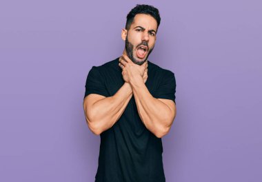 Siyah tişörtlü İspanyol sakallı adam bağırıyor ve boğuluyor çünkü boğularak can yakıyor. Sağlık problemi. Boğulma ve intihar konsepti. 