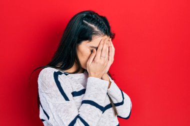 Ağlarken suratını ellerle kapatan, günlük kıyafetler giyen genç İspanyol kız. depresyon kavramı. 