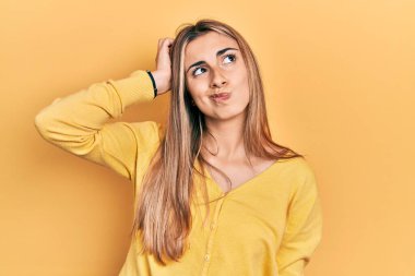Gündelik sarı süveter giyen güzel İspanyol kadın soru sorup kafasını karıştırıyor. Şüpheyle kararsız, kafa kafaya düşünerek. Düşünceli kavram. 