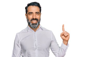 Sıradan beyaz tişörtlü, sakallı orta yaşlı bir adam başarılı bir fikri işaret ediyor. Heyecanlı ve mutlu. Bir numara.. 