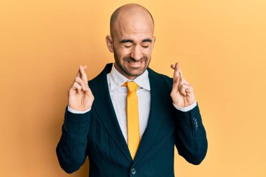 Genç İspanyol bir adam iş elbisesi ve kravat takmış umut ve gözlerin kapalı gülümseyerek el sallıyor. Şans ve batıl inançlar. 