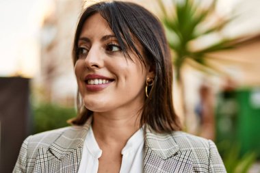 Genç İspanyol iş kadını şehirde mutlu mesut ayakta duruyor..