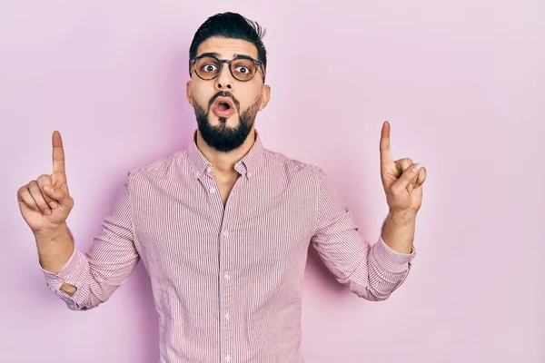 Homem Bonito Com Barba Vestindo Camisa Casual Óculos Espantado Surpreso — Fotografia de Stock