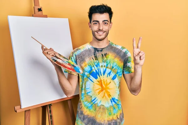 Joven Hombre Hispano Pie Dibujando Con Paleta Por Pintor Caballete —  Fotos de Stock