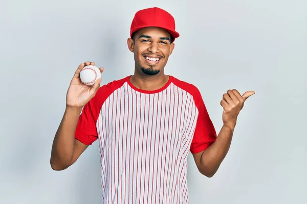 Jovem Afro Americano Vestindo Uniforme Beisebol Apontando Dedo Para Cima — Fotografia de Stock