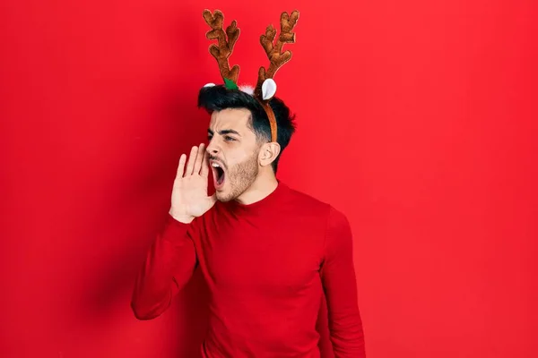 Mladý Hispánec Oblečený Roztomilých Vánočních Rohů Soby Křičí Křičí Hlasitě — Stock fotografie