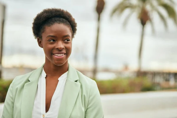 Junge Afrikanisch Amerikanische Geschäftsfrau Lächelt Glücklich Der Stadt — Stockfoto