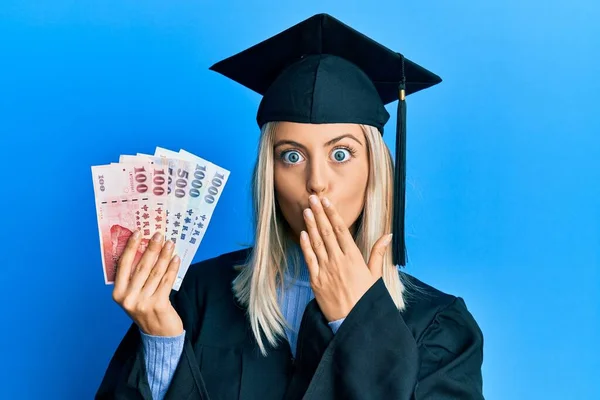 Mooie Blonde Vrouw Met Afgestudeerde Pet Ceremonie Badjas Met Nieuwe — Stockfoto