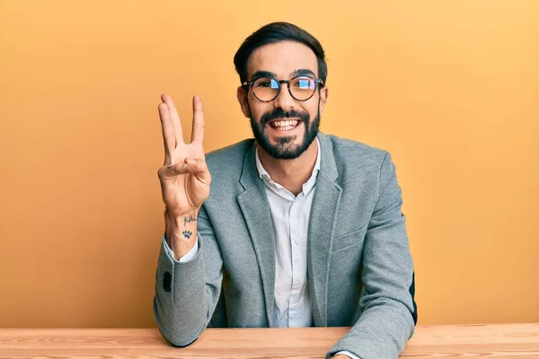 Joven Hispano Trabajando Oficina Mostrando Señalando Con Los Dedos Número — Foto de Stock