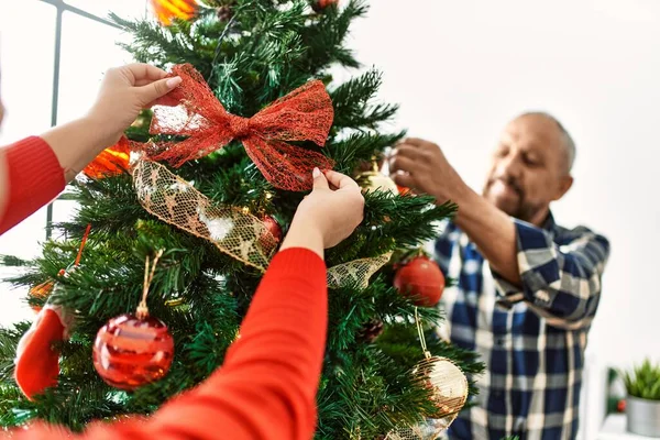 아버지는 크리스마스를 집에서 축하하며 크리스마스 장식을 나무에 — 스톡 사진