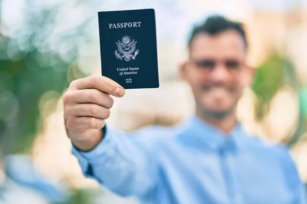 Jovem Empresário Hispânico Sorrindo Feliz Segurando Passaporte Dos Estados Unidos — Fotografia de Stock