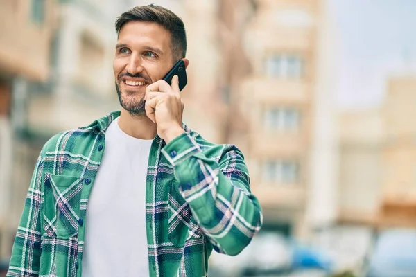 Young Caucasian Man Smiling Happy Talking Smartphone City — Stock Photo, Image