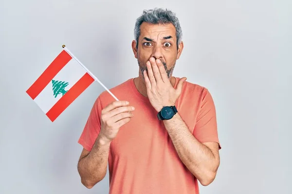 Pohledný Muž Středního Věku Šedivými Vlasy Držící Ústech Libanonskou Vlajku — Stock fotografie