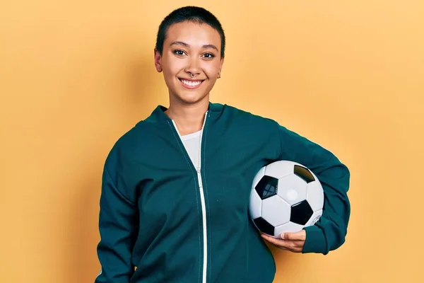 Schöne Hispanische Frau Mit Kurzen Haaren Die Fußballball Hält Sieht — Stockfoto