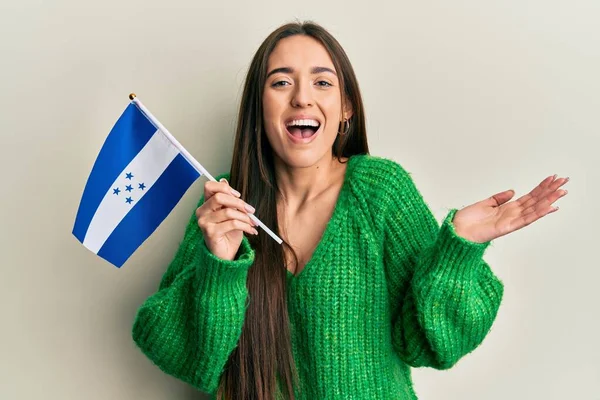 Jong Hispanic Meisje Houden Honduras Vlag Vieren Prestatie Met Vrolijke — Stockfoto