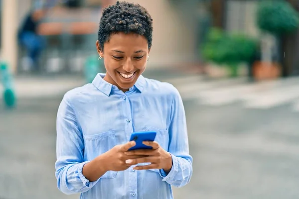 Jovem Afro Americana Sorrindo Feliz Usando Smartphone Cidade — Fotografia de Stock