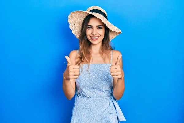 Jong Latijns Amerikaans Meisje Draagt Zomerhoed Succes Teken Doet Positief — Stockfoto