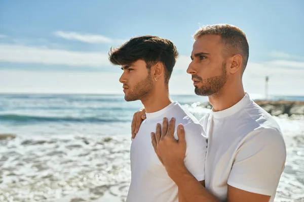 Ciddi Ifadeleri Olan Genç Eşcinsel Bir Çift Sahile Bakıyor — Stok fotoğraf