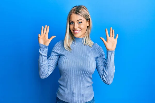 Mulher Loira Bonita Vestindo Roupas Casuais Mostrando Apontando Para Cima — Fotografia de Stock