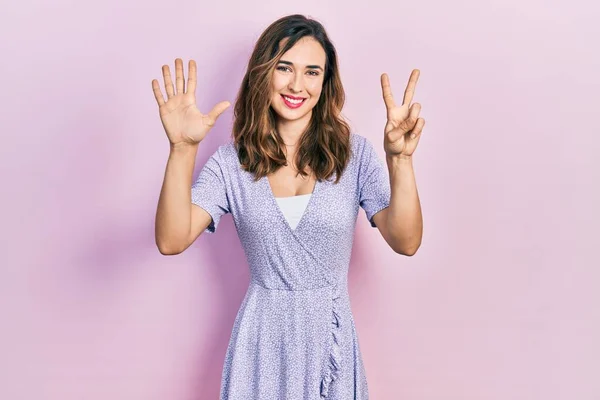 Mladý Hispánec Dívka Sobě Ležérní Oblečení Ukazuje Ukazuje Prsty Číslo — Stock fotografie