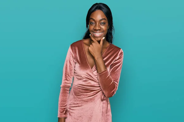 Młoda Afroamerykanka Ubrana Seksowną Sukienkę Wyglądająca Pewnie Przed Kamerą Uśmiechnięta — Zdjęcie stockowe