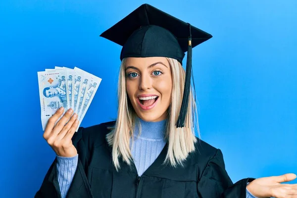 Vacker Blond Kvinna Bär Examen Mössa Och Ceremoni Mantel Hålla — Stockfoto