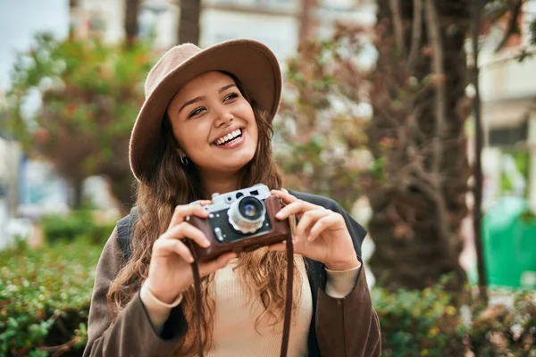 Young Hispanic Tourist Woman Smiling Happy Using Vintage Camera City — Stock Photo, Image