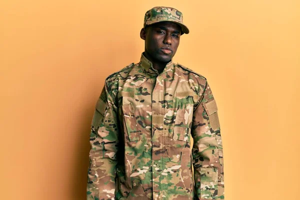 Jeune Homme Afro Américain Portant Uniforme Armée Souriant Regardant Vers — Photo