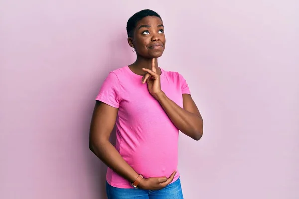 Mujer Afroamericana Joven Esperando Bebé Tocando Vientre Embarazada Pensando Concentrado — Foto de Stock