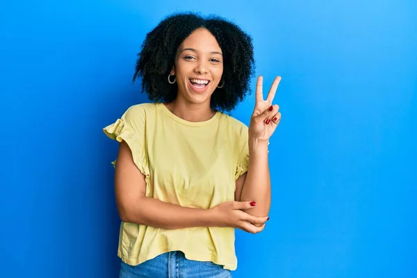 Ung Afrikansk Amerikansk Flicka Klädd Avslappnade Kläder Leende Med Glada — Stockfoto