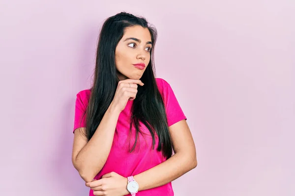 Menina Hispânica Jovem Vestindo Camisa Rosa Casual Com Mão Queixo — Fotografia de Stock