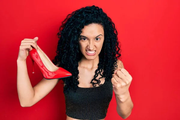 Mujer Hispana Joven Con Pelo Rizado Sosteniendo Zapatos Rojos Tacón —  Fotos de Stock