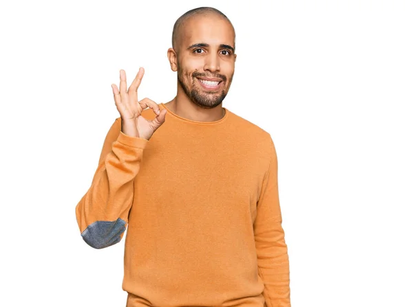 Homem Adulto Hispânico Vestindo Camisola Inverno Casual Sorrindo Positivo Fazendo — Fotografia de Stock