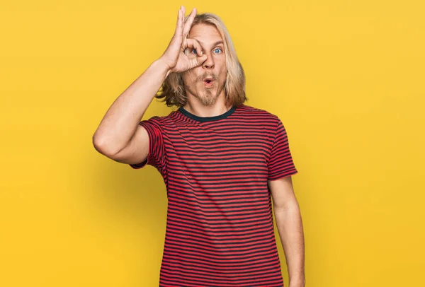 Biały Mężczyzna Blond Długimi Włosami Noszący Luźną Koszulkę Paski Wykonujący — Zdjęcie stockowe