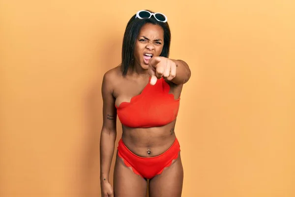 Genç Afro Amerikalı Kız Bikini Giyip Kameraya Kızgın Sinirli Bir — Stok fotoğraf