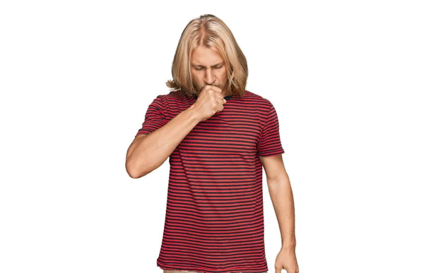 カジュアルなストライプのシャツを着て金髪の長い髪を持つ白人男性は具合が悪く 風邪や気管支炎の症状として咳をします ヘルスケアの概念 — ストック写真