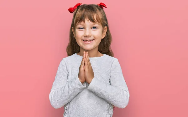 Kleine Kaukasische Mädchen Lässiger Kleidung Beten Mit Den Händen Zusammen — Stockfoto