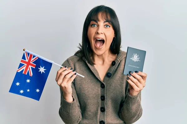 Jeune Femme Hispanique Tenant Drapeau Australien Passeport Célébrant Fou Étonné — Photo