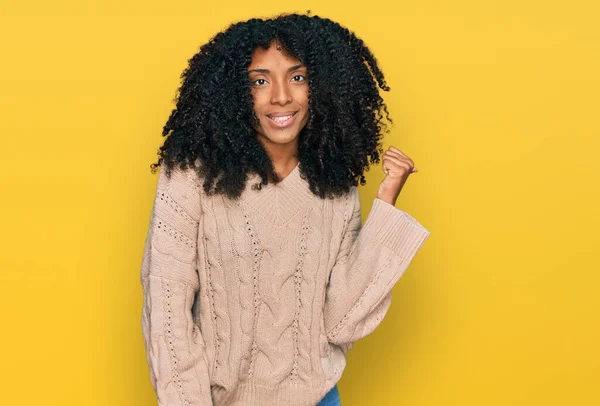 Joven Afroamericana Americana Vistiendo Ropa Casual Sonriendo Con Cara Feliz —  Fotos de Stock