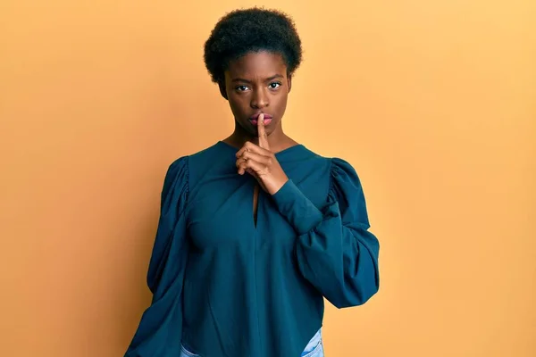 Young African American Girl Wearing Casual Clothes Asking Quiet Finger — Stock Photo, Image