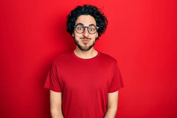 Hombre Hispano Guapo Con Camiseta Casual Gafas Hinchando Mejillas Con — Foto de Stock