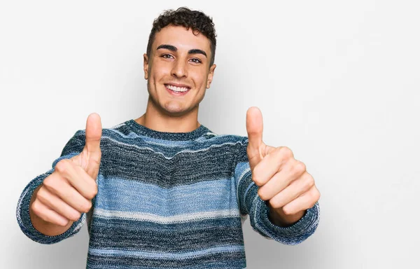 Jovem Hispânico Vestindo Roupas Casuais Aprovando Fazer Gesto Positivo Com — Fotografia de Stock