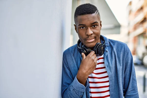 Fiatal Afro Amerikai Férfi Komoly Arckifejezéssel Fejhallgatóval Városban — Stock Fotó