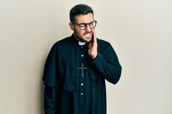 Ung Latinamerikansk Man Klädd Präst Uniform Stående Över Vit Bakgrund — Stockfoto
