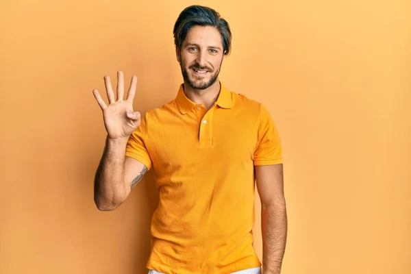 Joven Hombre Hispano Vistiendo Camiseta Amarilla Casual Mostrando Señalando Con — Foto de Stock