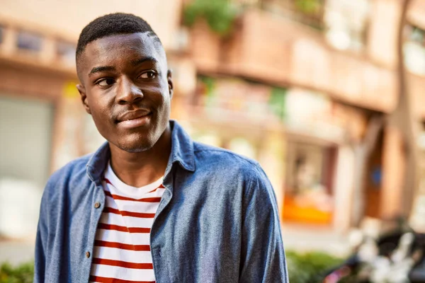 Jeune Homme Afro Américain Avec Une Expression Détendue Debout Ville — Photo