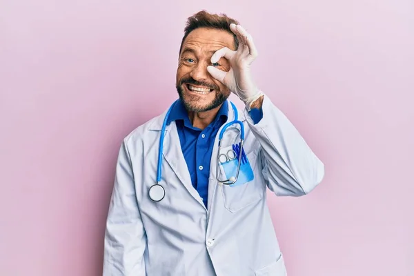 Homem Meia Idade Vestindo Uniforme Médico Estetoscópio Sorrindo Feliz Fazendo — Fotografia de Stock