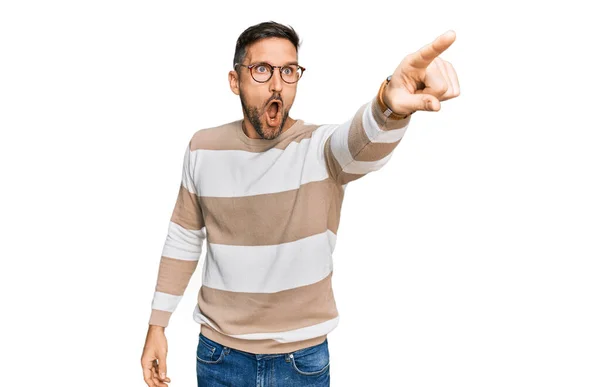 Hombre Guapo Con Barba Vistiendo Ropa Casual Gafas Apuntando Con — Foto de Stock