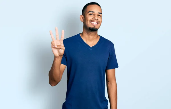 Jonge Afro Amerikaanse Man Draagt Casual Shirt Tonen Wijzen Met — Stockfoto